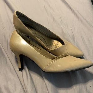 NWOT tan Life Stride pointed toe heel